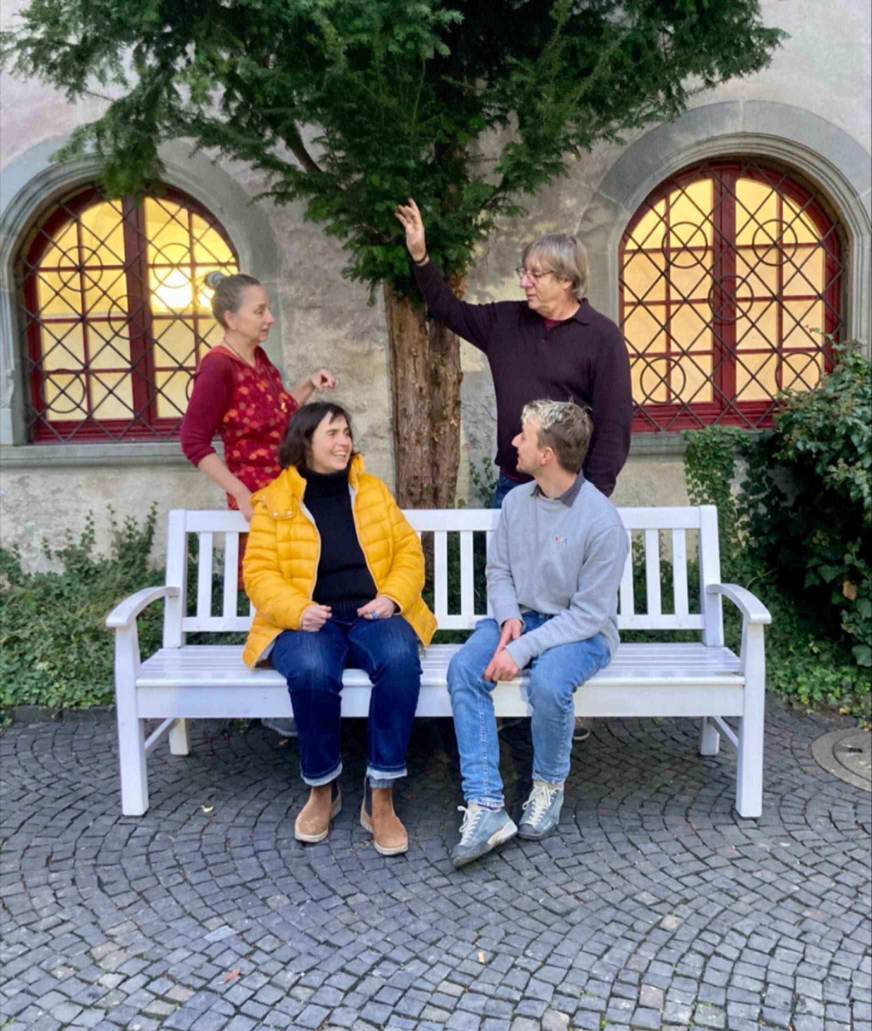 Endlich barrierefrei durch den Lorettowald! 🌿🦽  Die Fontainebleau Allee – Herzstück des Konstanzer Naherholungsgebiets – wird entsiegelt, saniert und für ALLE nutzbar gemacht! 🎉 Ob Rollstuhl, Kinderwagen oder Rad: Künftig geht’s sicher und komfortabel durch den Wald.  Der Lorettowald wird grüner – und bequemer! Durch die Entsiegelung von Wegen entstehen nicht nur wertvolle Ökopunkte für mehr Klimaschutz und Artenvielfalt in #Konstanz, sondern auch neue Chancen für Sitzgelegenheiten. Denn nach §37 Landeswaldgesetz können wir mit Augenmaß weitere Bänke aufstellen – damit alle noch besser verweilen, durchatmen und die Natur genießen können.  ✅ Mehr Natur: Versiegelte Flächen weichen, der Boden atmet wieder – gut für Klima, Insekten & Biodiversität. ✅ Mehr Gemeinwohl: Die Maßnahme bringt Ökopunkte für nachhaltige Projekte und stärkt die Gemeinwohlbilanz der Spitalstiftung. ✅ Mehr Lebensqualität: Neue Bänke – denn Erholung soll für alle möglich sein.