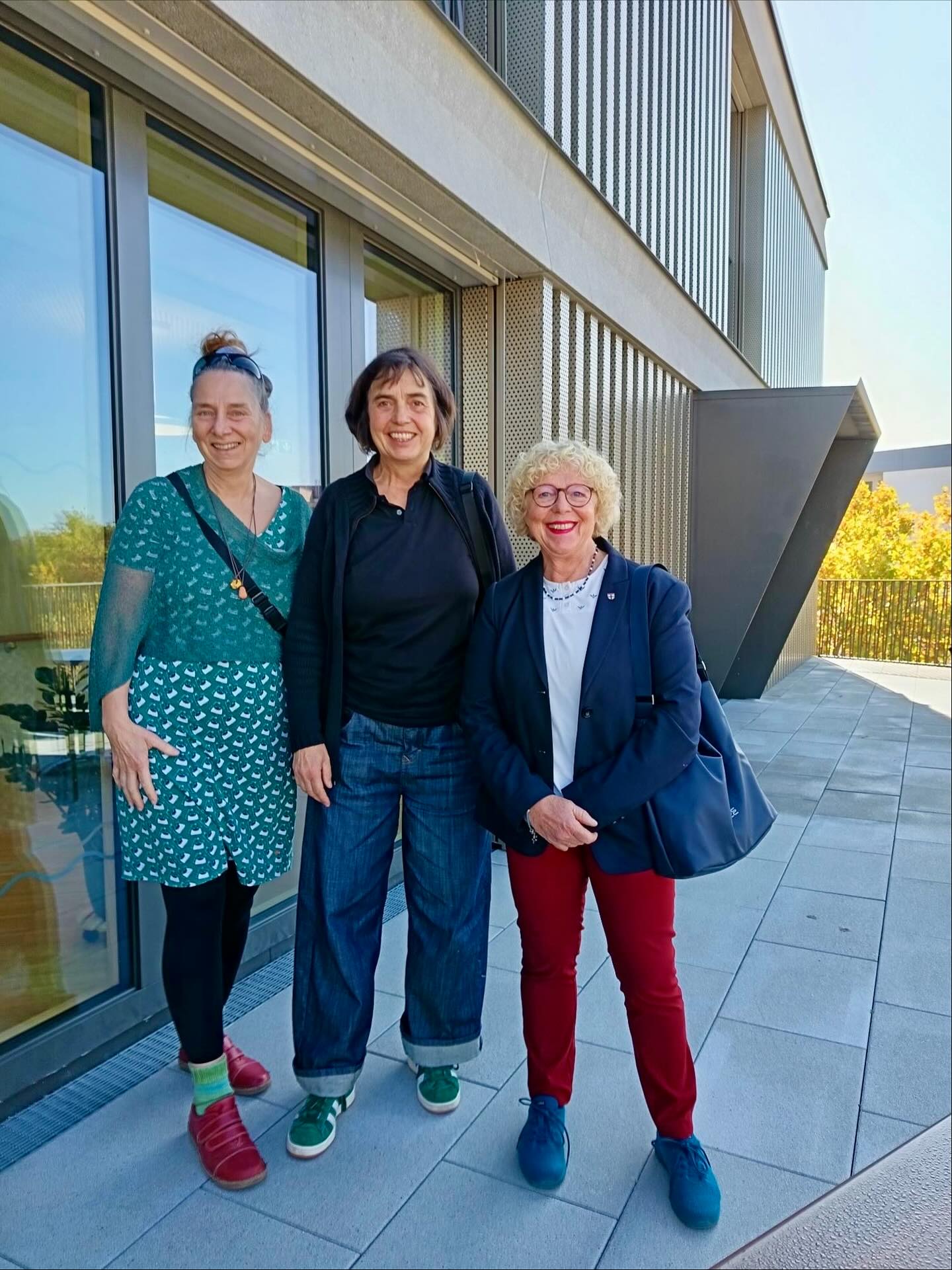 Am Wochenende wurde mit einer Einweihungsfeier und einem Tag der offenen Tür das neue Pflegeheim #Weiherhof der #Spitalstiftung offiziell eröffnet.  86 Bewohner*innen werden Platz finden in den äußerst gelungen gestalteten, großzügigen Räumen. Attraktive Gemeinschaftsbereiche laden zum Verweilen und zur Kommunikation ein. Ein ansprechender Garten mit Platz für Aktivitäten rundet das neue Pflegeheim sinnvoll ab. Der Heimleitung wurde im Rahmen der Feier eine Rebe überreicht, die die tiefe Verwurzlung der Spitalstiftung in der Stadt #Konstanz symbolisieren soll. Wir wünschen dem Heim alles Gute! 💚