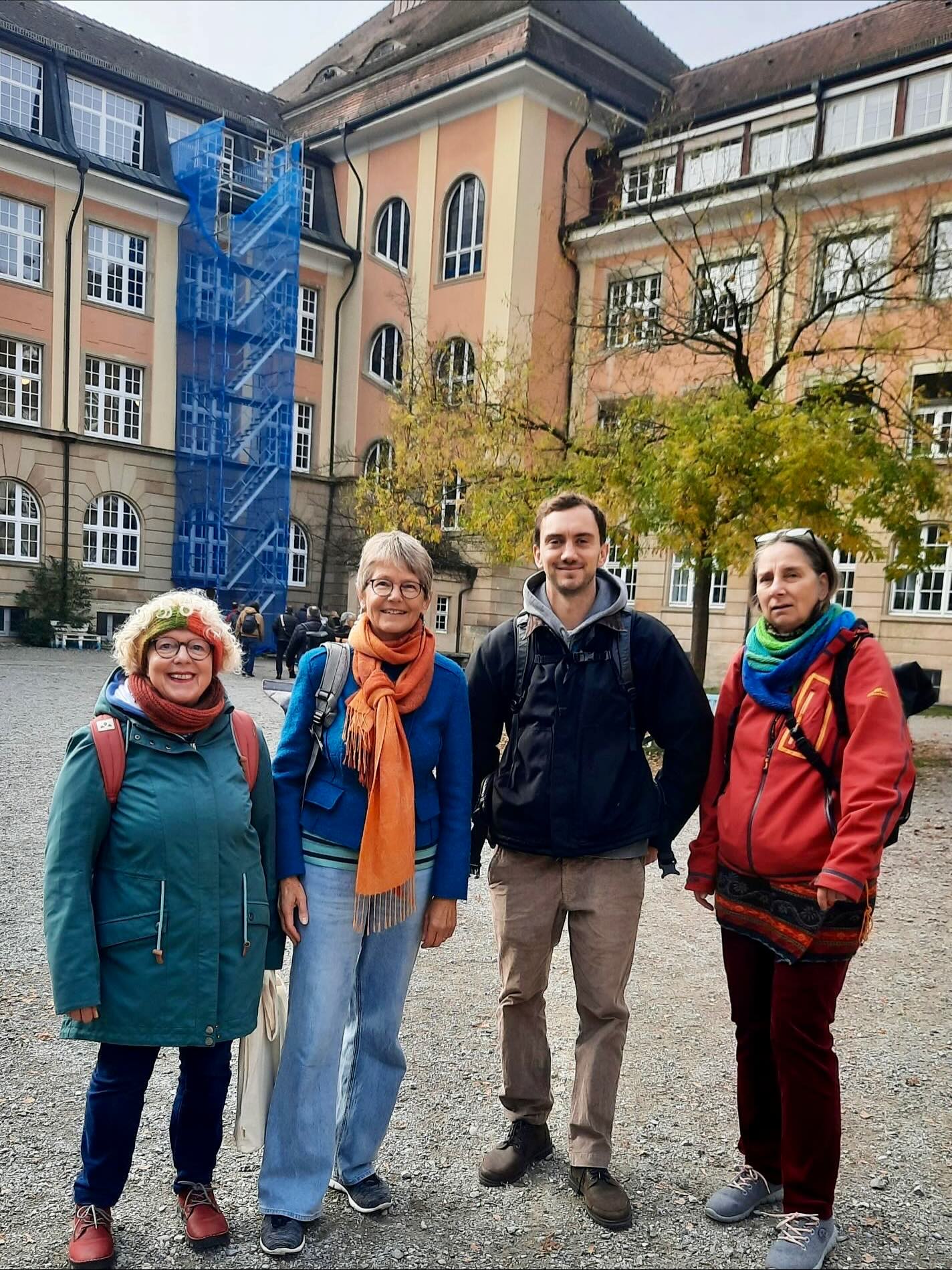 Vier ganz unterschiedliche Schulen in ganz #Konstanz haben wir am vergangenen Mittwoch besucht, und alle leiden an ähnlichen Problemen - vor allem fehlt es an Platz.  In der Grundschule Wallgut (Bilder 2-4) ist die Kernzeit seit vielen Jahren in liebevoll gestalteten, aber sehr engen Räumen im Keller untergebracht.  Für die zukünftige Ganztagsbetreuung an der Grundschule zeichnet sich aber eine Lösung ab: Es können Räume im benachbarten Marienhaus angemietet werden.  Aus allen Nöten platzt auch das Suso-Gymnasium (Bild 5), dort sind viele Räume viel zu klein für normale Klassengrößen und in den naturwissenschaftlichen Fachräumen geht es auch sehr eng zu, weswegen die Erweiterung der Schule sehnsüchtig erwartet wird. Im Bild zeigt sich ein Problem, dass sich das Suso mit vielen anderen Schulen teilt: Fehlende Fluchtwege, die teilweise provisorisch nach außen verlegt werden müssen.  Die Grundschule Petershausen und die Lotte-Eckener Gemeinschaftsschule teilen sich eine viel zu kleine Mensa, die nur mit einem ausgeklügelten Schichtplan benutzt werden kann. Erfreulich ist, dass an der Lotte-Eckener Schule mehrere neue Räume fertiggestellt sind und die Bauarbeiten für die Fluchttreppe vorangehen.  Auch in der Berchenschule (Bilder 6-8) gibt es Probleme bei der Mensa, insbesondere aufgrund des zwar schönen, aber nicht funktionalem Glasdach: Bei Regen wird die Mensa nass, bei Sonne viel zu heiß. Außerdem gibt es an der Berchenschule viel zu wenig Raum, weswegen mehrere Container auf dem Pausenhof stehen, die teilweise aufgrund des Geruchs der Materialien kaum benutzbar sind.  Klar ist für uns: gute Bildung für unsere Kinder hat absolute Priorität, und dazu gehört auf jeden Fall auch ausreichend Raum und eine gute Lernumgebung, in der Kinder sich wohl fühlen und gerade im Ganztagesbereich auch zur Ruhe kommen können.